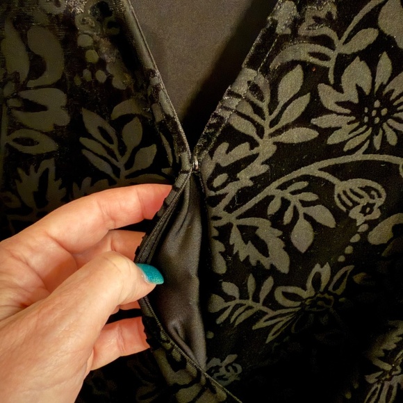 ANTHROPOLOGIE Saylor The Rebecca Black Velvet Floral Burnout Belted Romper 31861 - Picture 9 of 13